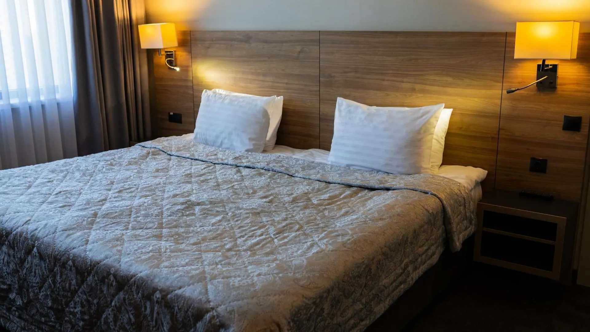 Favor Park Hotel Kyiv 4*,